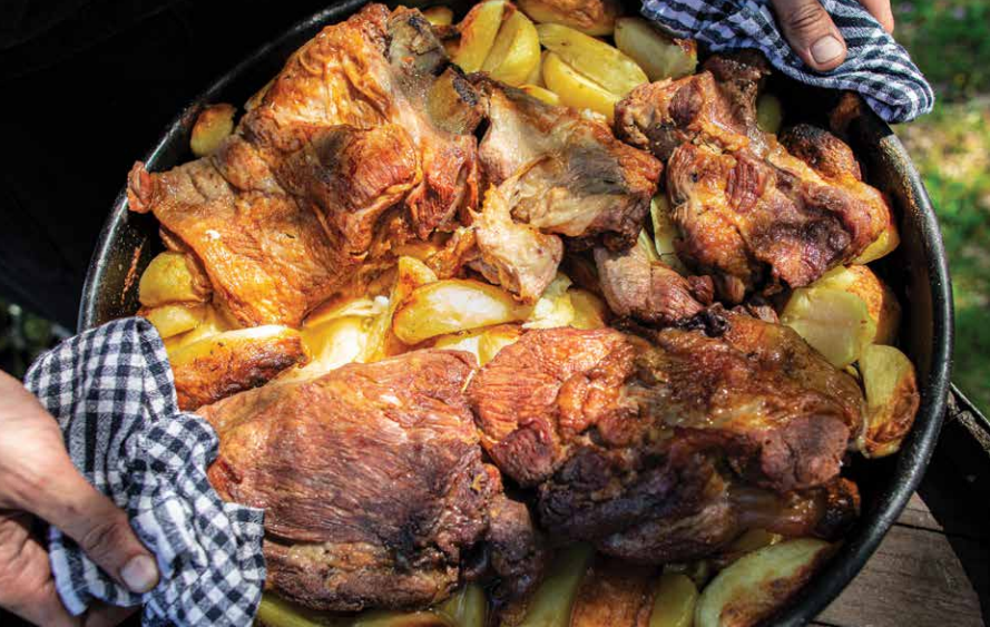 TRADICIONALNA VEČERA ISPOD PEKE UZ ŽIVU GLAZBU
