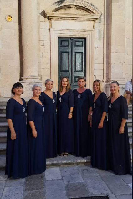 Ženska klapa AMFORA - Ulicama našeg Grada - Serenada Gradu